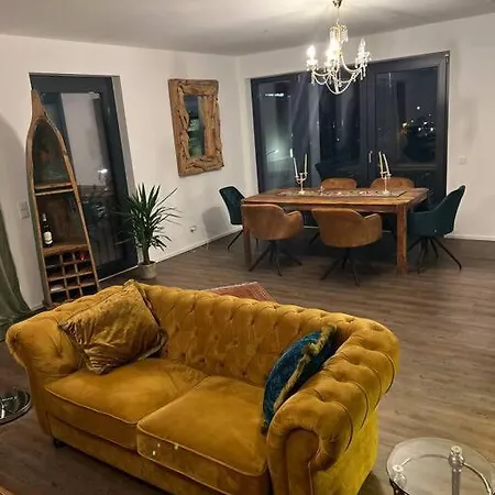 Luxurioese Mit Sauna Und Whirlpool